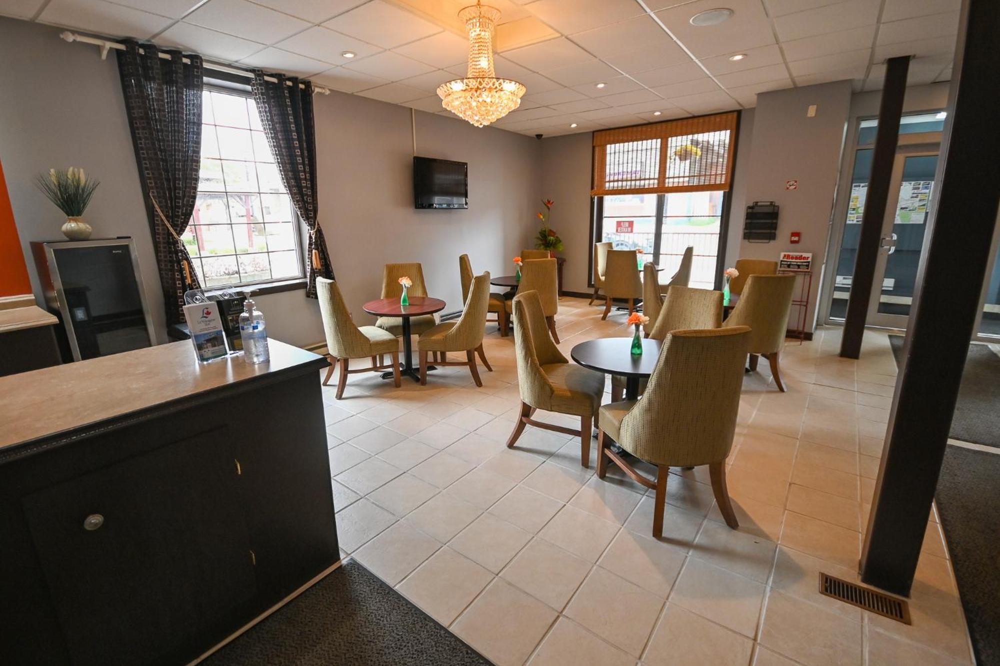 Le Voyageur Inn Mattawa Экстерьер фото